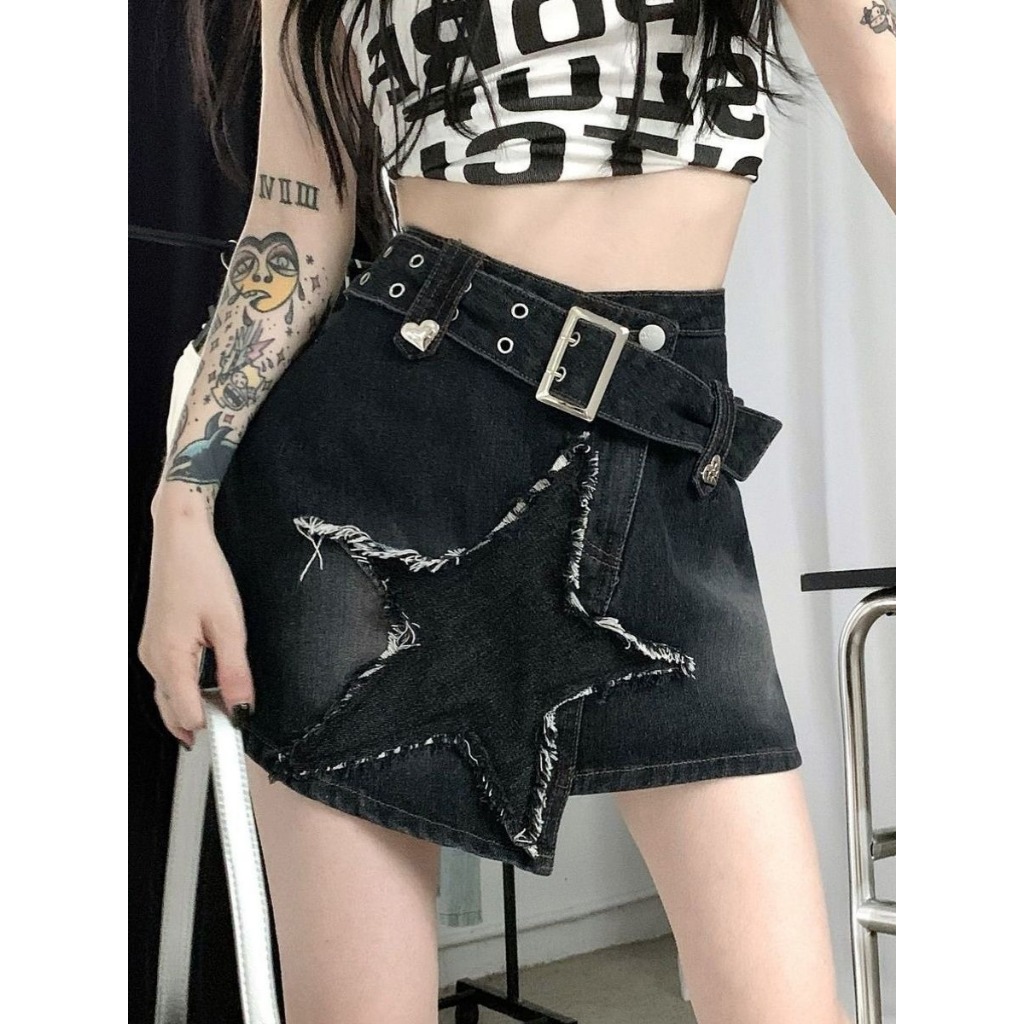 Star patch ขอบดิบกระโปรงยีนส์สีดำสำหรับผู้หญิงฤดูร้อนใหม่สาวร้อน slimming กระโปรงสั้น A-line ที่ครอบคลุมเนื้อ