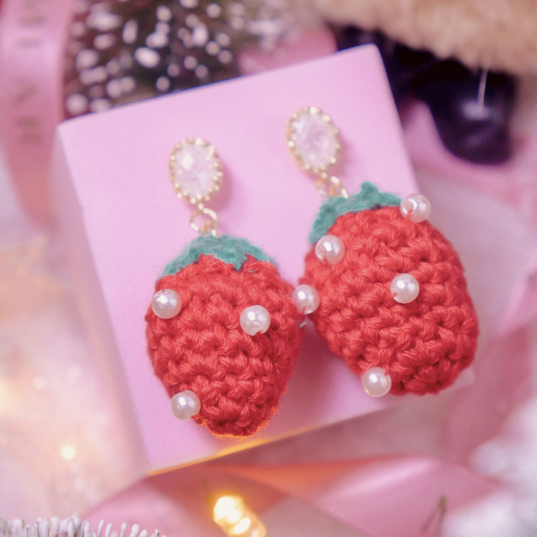 M223 ต่างหูสตรอว์เบอร์รี่ 14K CZ ก้านเงิน พร้อมกล่องชมพู