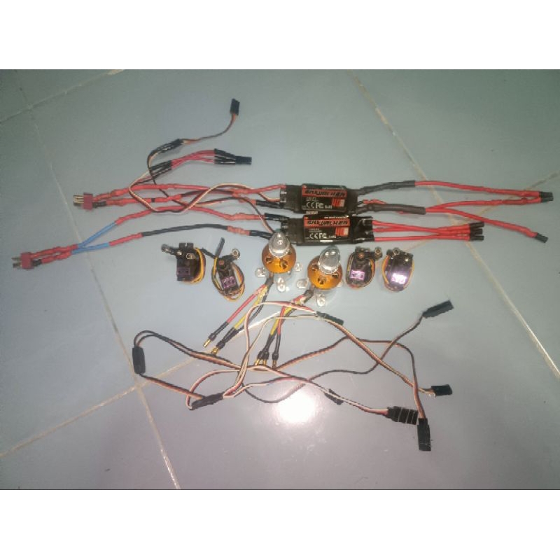 ชุดไฟเครื่องบินบังคับ = มอเตอร์ 2217 1250 kv 2 ตัว  + สปีด 40 A 2 ตัว + เซอร์โว  4 ตัว  + สาย y 2 มื