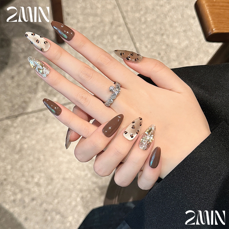 2min เล็บปลอมเจลแท้ แฮนด์เมด ทรงแอลมอลกลาง สีน้ำตาลขัดเงาสลับ สไตล์ฝรั่งเศส ตกแต่งด้วยลวดลายเพ้นท์และกากเพชร ช่วยให้นิ้ว