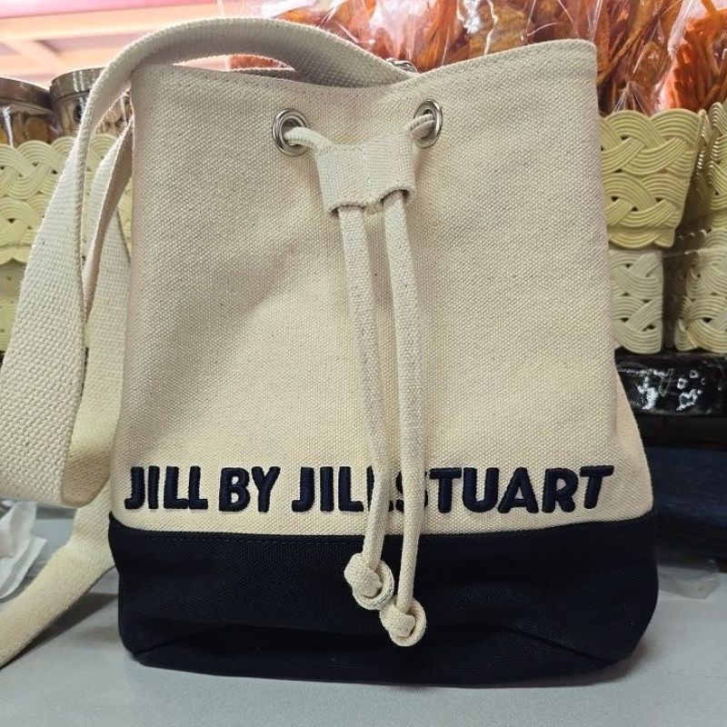 👜กระเป๋า JILL BY JILL STUARTแท้ made in korea ทรงบัคเก็ตรูดปรับทรง11"×9" ผ้าแคนวาสธรรมชาติสีทูโทนน้ำ