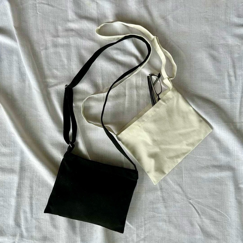 พร้อมส่ง กระเป๋าสะพายข้าง ใบเล็ก เรียบๆ ผ้าแคนวาส มีซิป แนวขวาง – โปรปัง