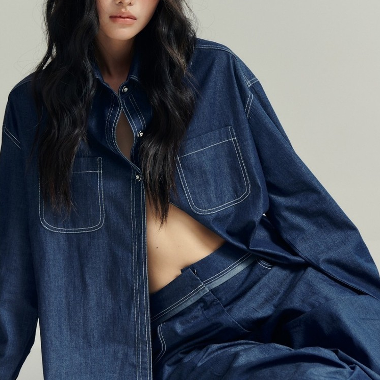 EXTRACURRICULAR | Zoe’s Denim Longsleeve เสื้อเชิร์ตแขนยาวผ้ายีนแต่งดีเทลตะเข็บและกระดุม