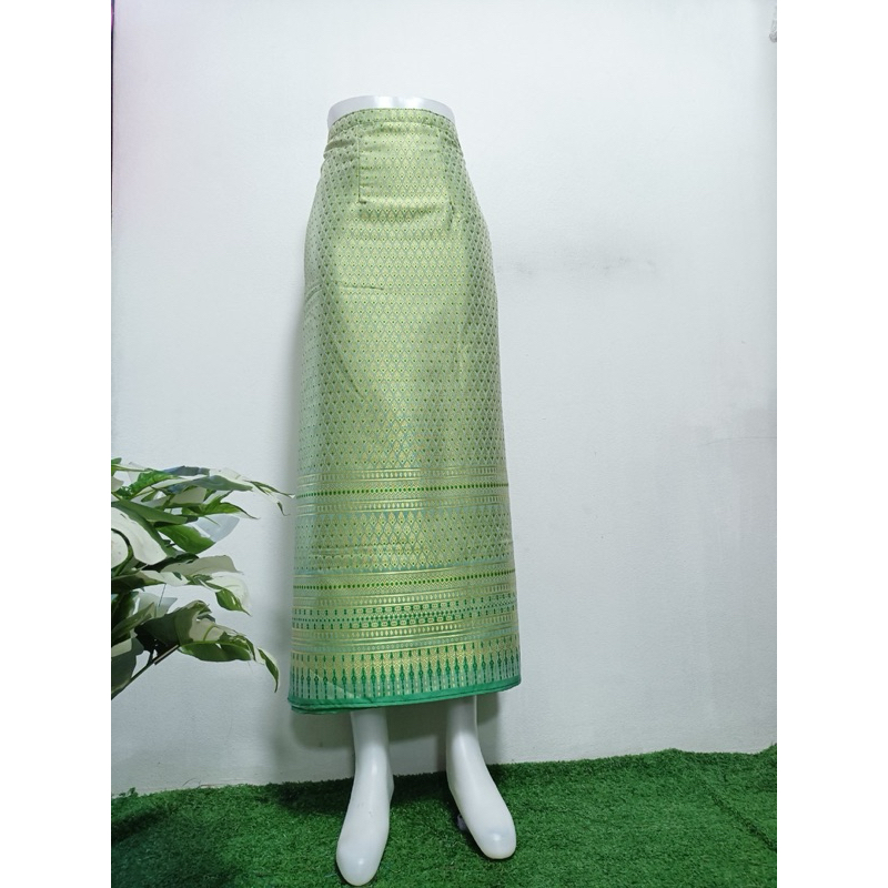 ผ้าถุงลายไทยสำเร็จโทนสีเขียว เหลือง แบบป้ายมีตะขอ ฟรีไซส์