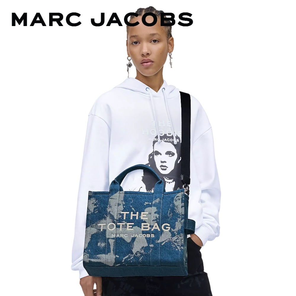 MARC JACOBS MARC JACOBS X WIZARD OF OZ  THE NO PLACE LIKE HOME DENIM MEDIUM TOTE BAG 2R4HTT031H03 RE24 กระเป๋าโท้ท