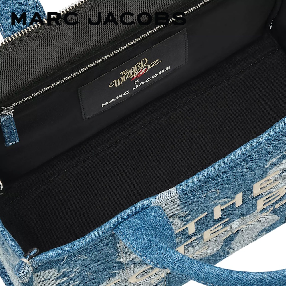 MARC JACOBS MARC JACOBS X WIZARD OF OZ  THE NO PLACE LIKE HOME DENIM MEDIUM TOTE BAG 2R4HTT031H03 RE24 กระเป๋าโท้ท