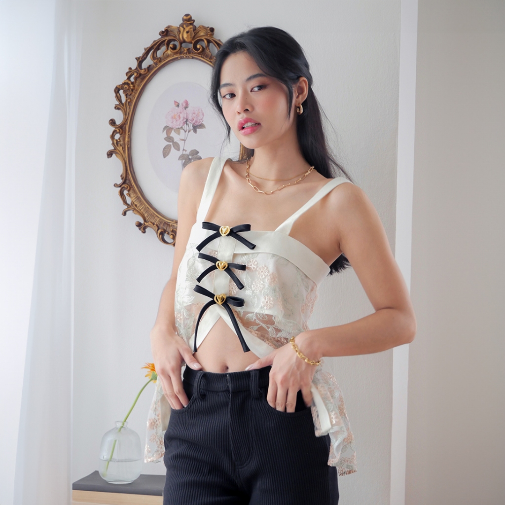 LUCA STUDIO_Claire top Pre-order (3 Days) - เสื้อสายเดี่ยวผ้าลูกไม้ ตกแต่งโบว์ มีซับในช่วงอก กระดุมหลัง