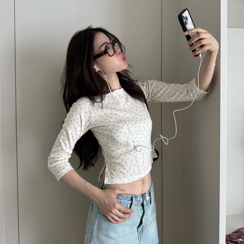 3/4 slit button top (สีครีมลายดอกไม้)