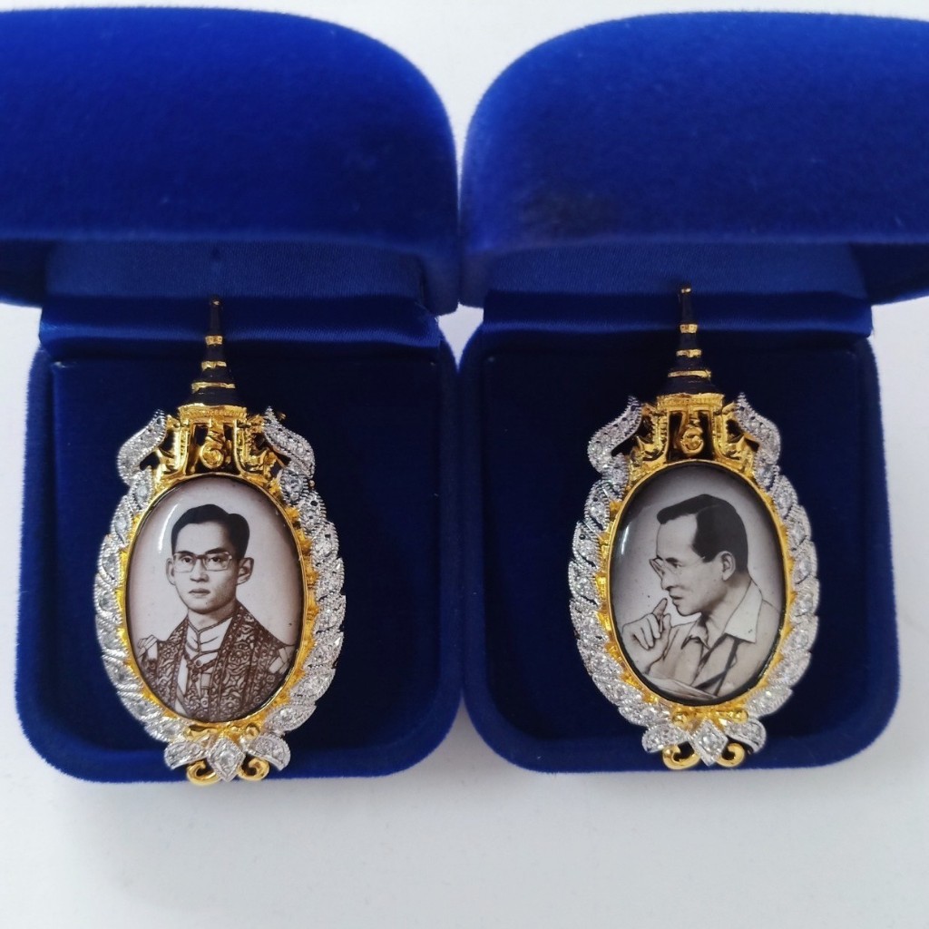 ล็อกเก็ต จี้ และเข็มกลัดที่ระลึกพระบรมฉายาลักษณ์ในหลวง ร.9 ล้อมเพชร cz ชุบ 2 กษัตริย์ ราคาพิเศษ (มี 2 แบบให้เลือก)