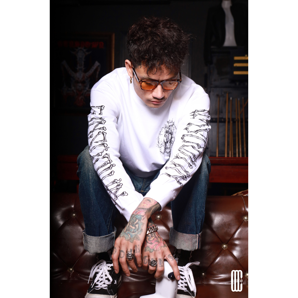 เสื้อยืดแขนยาวคอฟิต 𝐆𝐔𝐍𝐒𝐃𝐎𝐖𝐍® Dark Demon Long Sleeve White [แขนยาว]