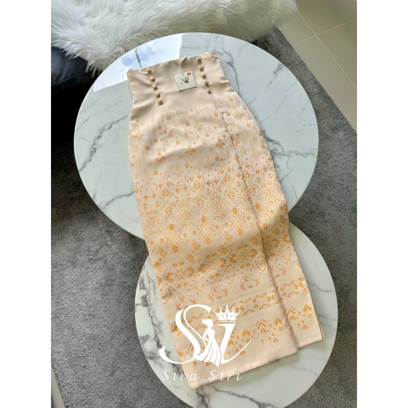 New Collection SIRA SIRI ลูกไม้แขนตุ๊กตา ปักดอกลอย ยกนูนผ้าถุงสำเร็จรูปซิปหลัง ทอลายแพรวา เอวสูง ชุดไทยทำบุญ - รูปที่ 6