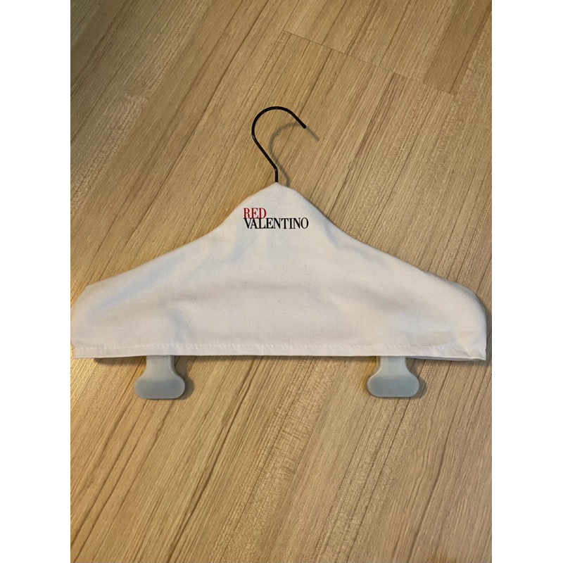 ไม้แขวเสื้อ red valentino ยังไม่ผ่านการใช้งาน แท้ 100 % วัสดุคุณภาพ