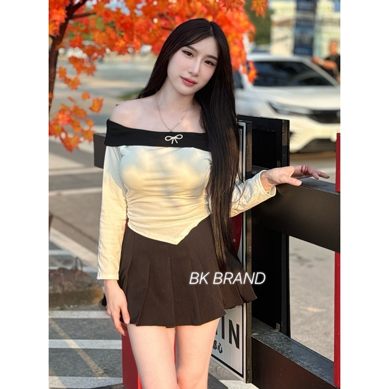Bk Set เสื้อเปิดไหล่แขนยาว แต่งขอบอกสลับสีติดเข็มกลัด น้องโบวเพชรมาพร้อมกระโปรงทรงเทนนิส