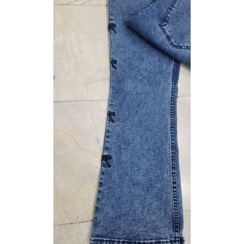 กางเกงยีนต์ขาม้า เอวสูง ขา8ส่วน ผ้ายีนต์ยืดทรงขาม้า  ปักหัวโบว์ ปลายขาเย็บ - รูปที่ 2