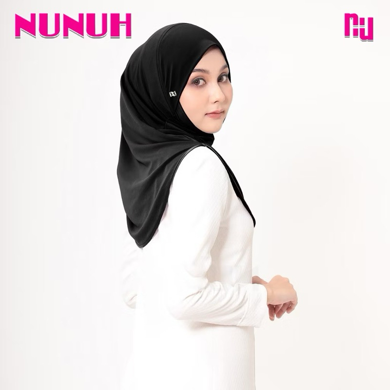 NUNUH CLASSIC ผ้าคลุมฮีญาบแบบสวมสำเร็จคลาสสิค ปัก NU ทรงตาลากงมีคาง