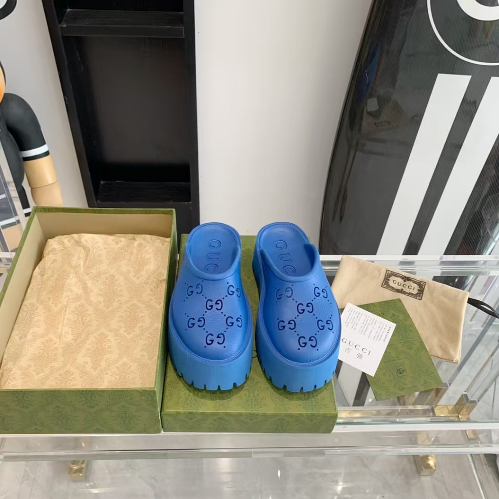 100% genuine 2024 Gucci สไตล์ใหม่คู่แฟชั่นกลวงออกรองเท้าหลุมหนึ่งถีบครึ่งรองเท้าแตะ