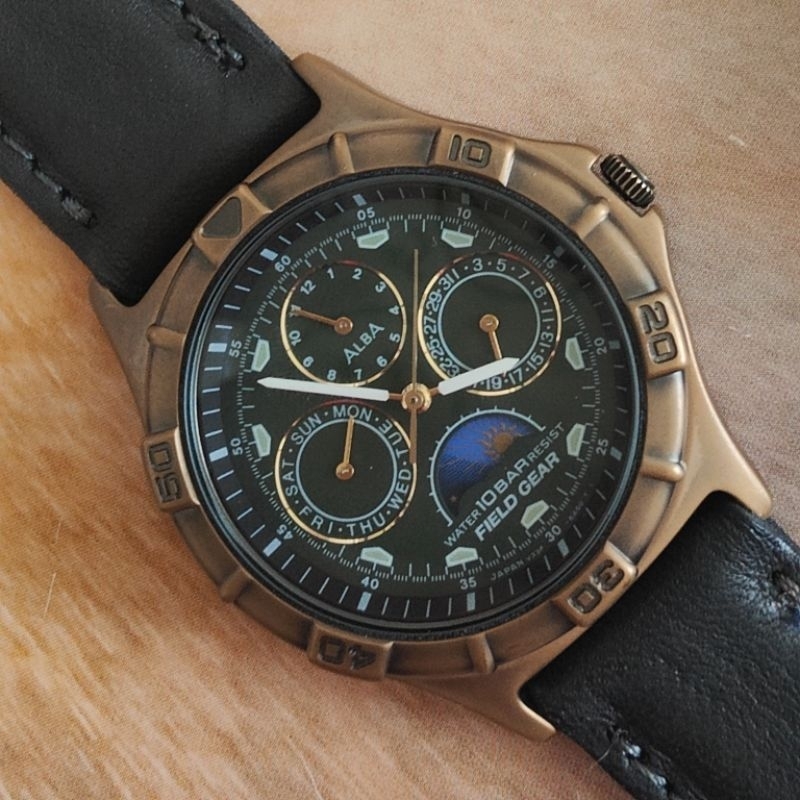 นาฬิกา หน้าพระจันทร์  Alba by Seiko สภาพป้ายห้อย ไม่ผ่านการใช้งาน ระบบควอตซ์ สายใหม่