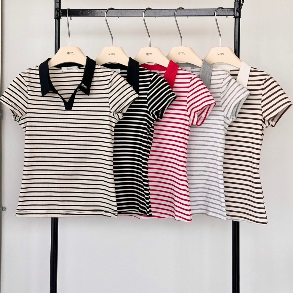 Atipashop - SECRETS POLO KNIT เสื้อโปโล แขนสั้น คอปก ลายทาง ปักโลโก้