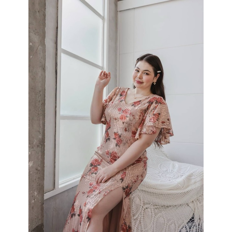 เดรสยาวปักเลื่อมสีโทนน้ำตาลลายกุหลาบ