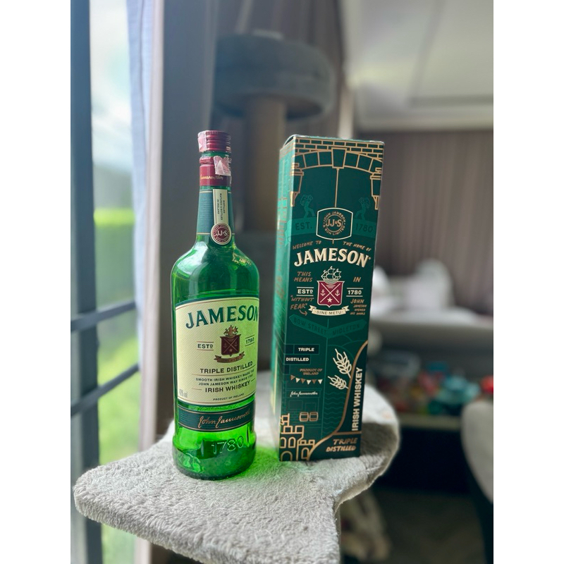 ขวดเปล่าเหล้า Jameson  ขนาด 1 ลิตร ขวดแก้ว สำหรับสะสม ตั้งโชว์ พร้อมกล่อง