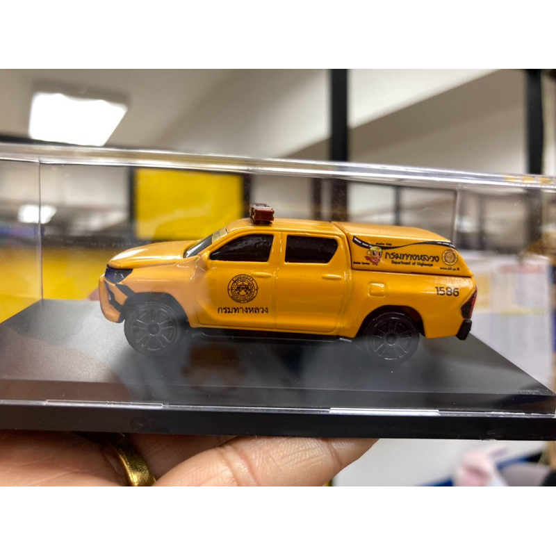 รถกรมทางหลวง กรมทาง พร้อมคอกขนคนงาน รถกรม สเกล 1/64 ตัวรถจากค่าย Majorette งาน Custom TOYOTA REVO
