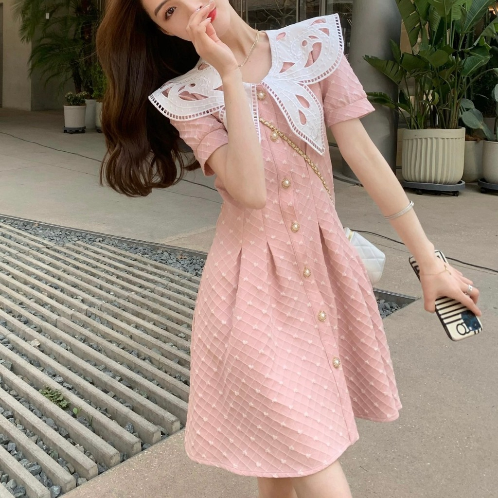 {พร้อมส่ง}รุ่น(AR-เดรสชมพูปกผีเสื้อ18)ชุดเดรสแขนสั้น ผ้าเปลือกไม้พรีเมี่ยมสีชมพู คอปกฉลุผีเสื้อ ปักดอกไม้3มิติ กระดุมมุก