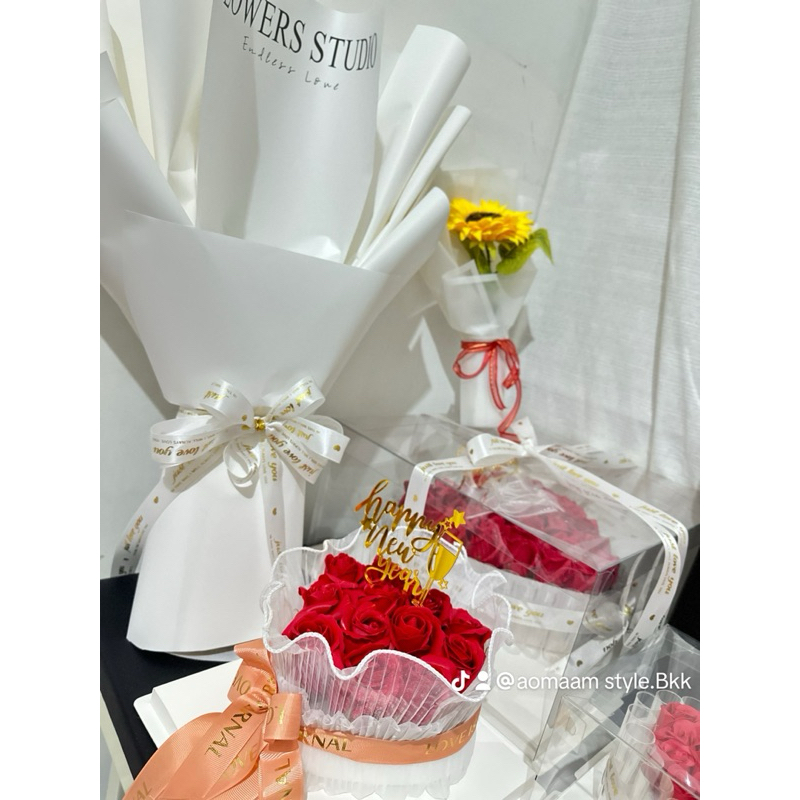 เค้กดอกกุหลาบทำจากสบู่พร้อมป้ายในวันพิเศษ happy birthday happy anniversary