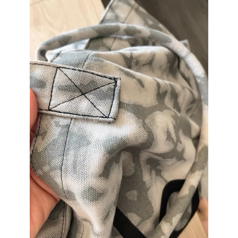 พร้อมส่ง ‼️Alo YOGA แท้ กระเป๋าโยคะ กระเป๋าสะพายไหล่ กระเป๋าผ้าใบผู้ชายและผู้หญิง ความจุขนาดใหญ่กระเป๋าช้อปปิ้ง