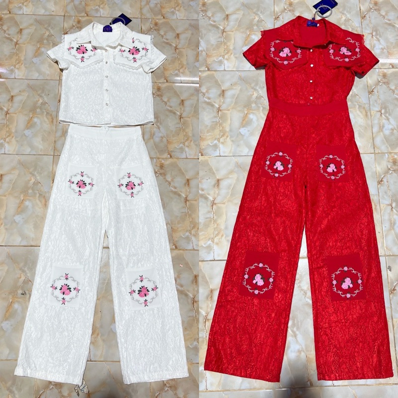 (s-4xl) ชุดเซตกางเกงขายาว ผ้าลูกไม้ งานปักทั้งตัว เสื้อคอปก+กางเกงเอวสูง สีแดง สีขาว งานป้าย chalita