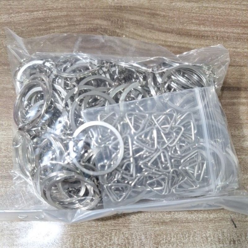 พวงกุญแจ อะไหล่ แบบแบน เส้นผ่านศูนย์กลาง 2.5 cm พร้อมห่วงสามเหลี่ยม 1 ห่อมี 100 ชุด แข็งแรงดีครับ