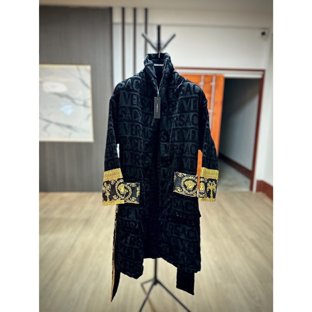 มือสอง Used like new Versace Baroque Robe Black เสื้อคลุม Versace ฟรีไซส์ ใส่ได้ทั้งชายหญิง