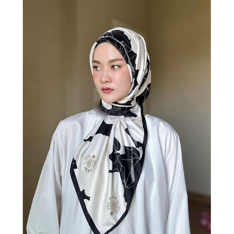 พร้อมส่ง Rose Hijab ผ้าคลุมสามเหลี่ยมผ้าsilkผสม 90*90