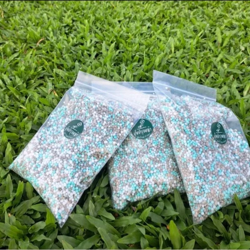 ปุ๋ยบำรุงหญ้าจัดสวน จากไร่หญ้าป้าจันทร์ บรรจุ 400 กรัม