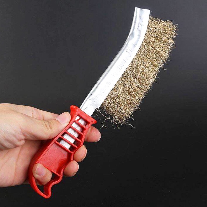 แปรงลวดทองเหลือง ด้ามพลาสติกสีแดง Queenfish QF-T90(A) แปรงทองเหลือง แปรงขัดสนิม เครื่องมือลบคราบขัด