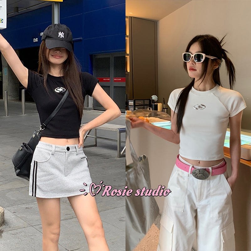 Rosie พร้อมส่ง เสื้อครอป เสื้อรัดรูปเอวลอย เสื้อยืดแฟชั่นผู้หญิง croptopแขนสั้นคอกลม ดีไซน์เท่ๆY2Kสไตล์เกาหลี สาวอ้วนใส่