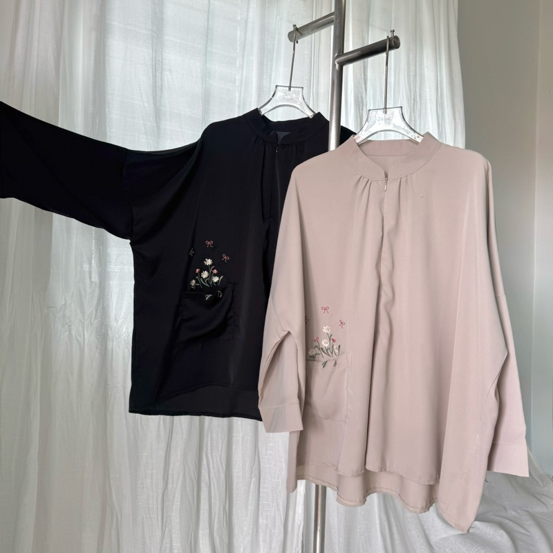 NEW : ANNA BLOUSE มีซิปหน้าปักดอกปักที่กระเป๋า คอกลม แขนยาวปลายปล่อย