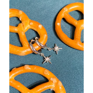 thelucy Classy star earrings ต่างหูห่วงรูปดาว