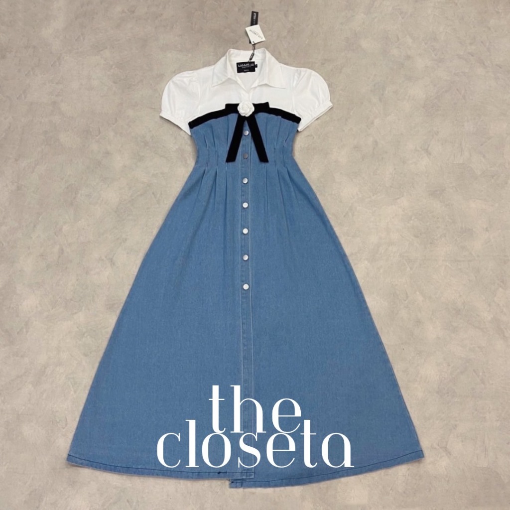 THE CLOSETA : LB358 เดรสยีนส์ทรงเจ้าหญิง เสื้อแขนตุ๊กตาสีขาวมาพร้อมเข็มกลัดโบว์สีดำ