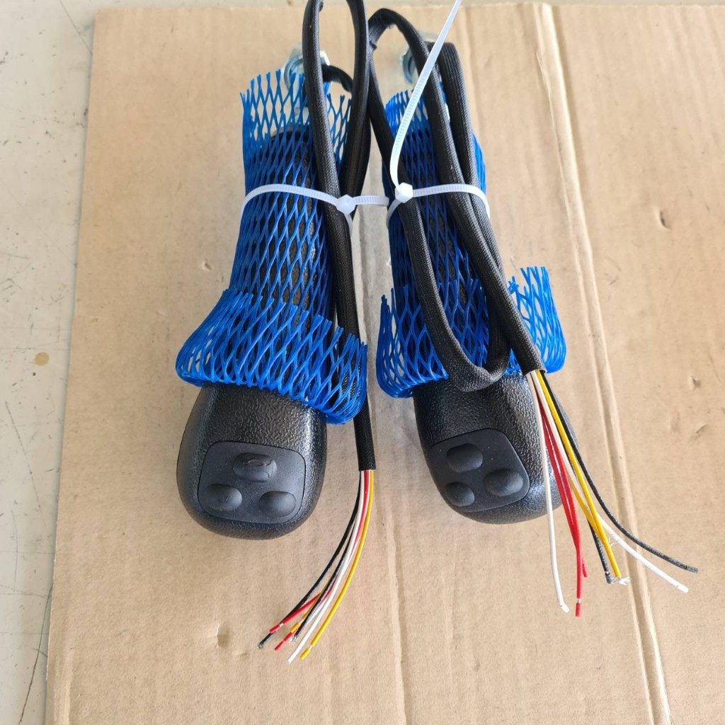 มือคอนโทรล 4ปุ่ม ไฟ7สาย ฮุนได HYUNDAI R60/80/150/210/215/225-7 มือจับคันบังคับ อะไหล่แม็คโคร อะไหล่รถขุด อะไหล่รถตัก