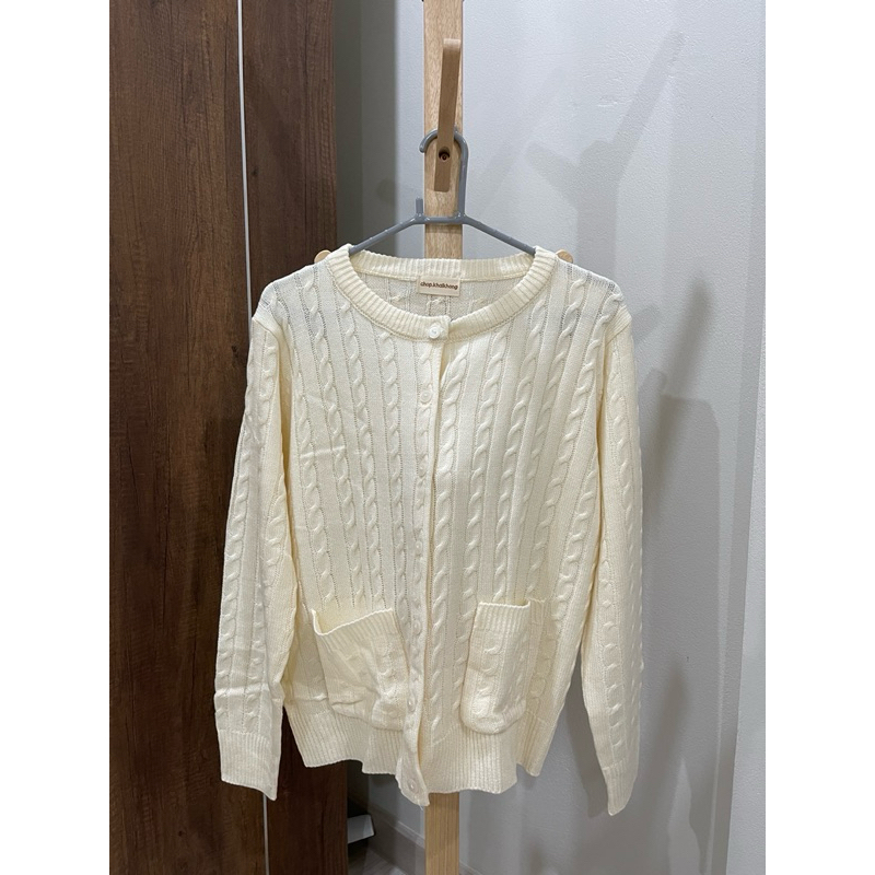 เสื้อไหมพรมสีครีม มือ1 (chop.khaikhong)