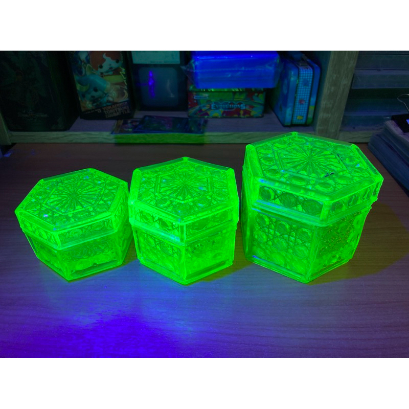 แก้วยูเรเนียม 6 เหลื่อม สามใบเถา ฝาครบ สภาพ(สวยเหมือนใหม่ไม่มีตำหนิ) Uranium glass thai สมัยร4-5 ของ