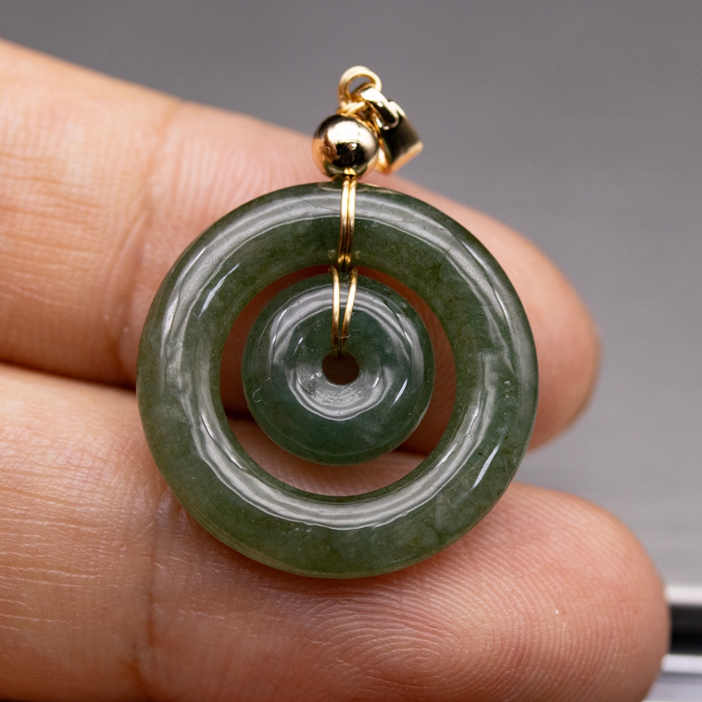 จี้หยกพม่าแท้ สีเขียวเข้มสวย (Green Jadeite) แกะสลักรูปจี้หยกโดนัทหรือปี่ดิส เกรดA เชื่อว่าเหรียญหยกมีพลังที่สามารถช่วยก