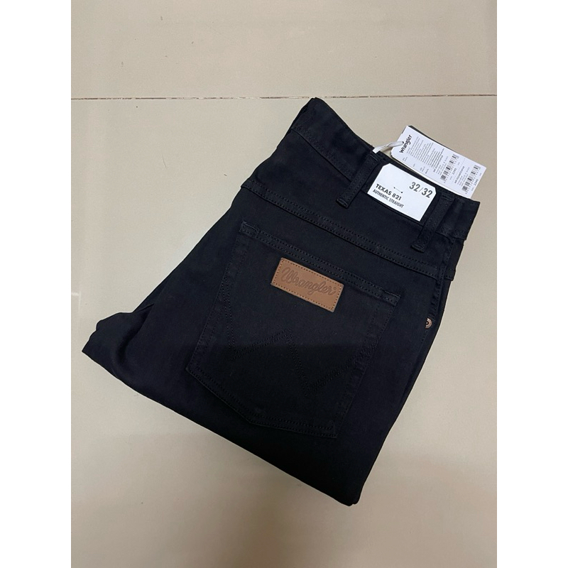 WRANGLER TEXF49 กางเกงยีนส์ผู้ชาย เอวกลาง ทรงตรง ยีนส์ยืด แรงเลอร์ สีดำ ราคาป้าย 2,490 บาท ใหม่ ของแท้