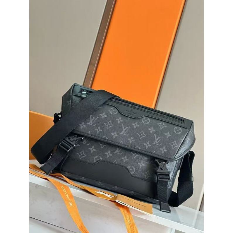 LOUIS VUITTON Messenger Voyager PM ปรับสายคล้องไหล่ตัวอักษรโลโก้หนังตัดบุรุษไปรษณีย์กระเป๋าสะพายไหล่