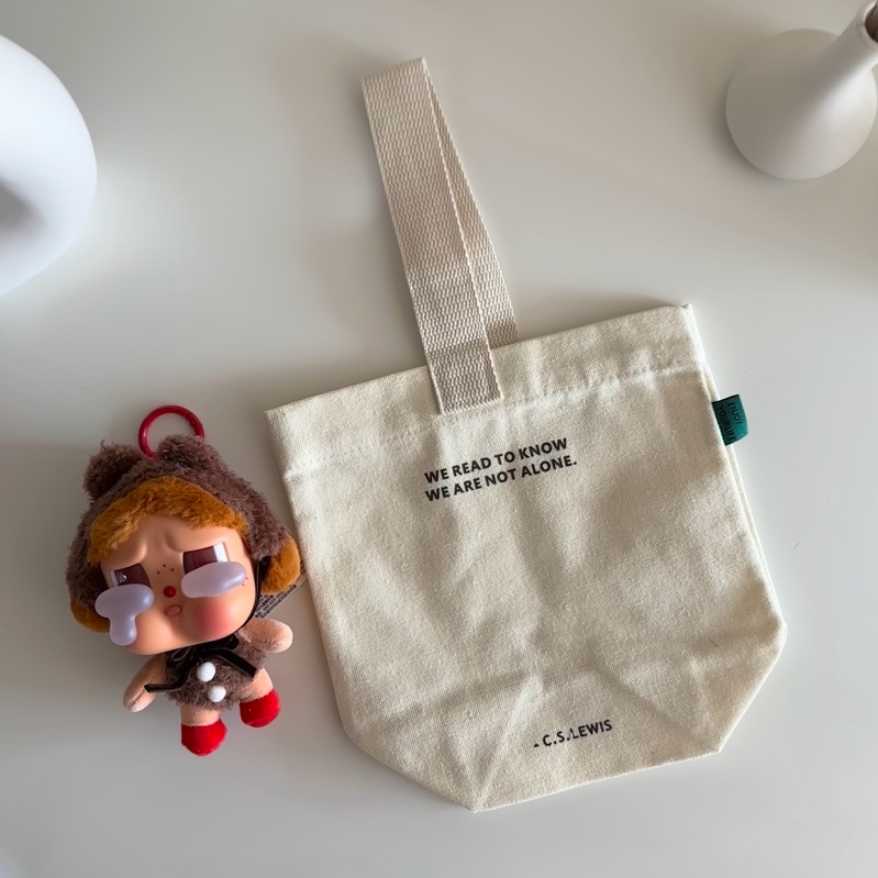 canvas bag handbag กระเป๋าผ้าแคนวาส กระเป๋าถือ กระเป๋าเครื่องสำอางแบบพกพา ตัวหนังสือ We read lewis พ