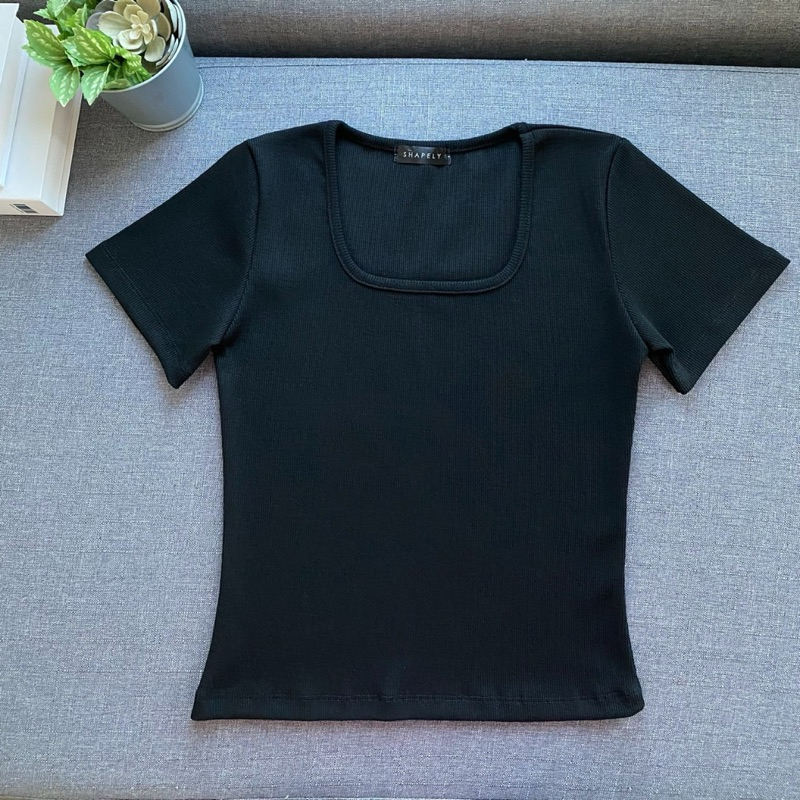 🍃 Reuse Closet 🍃 ส่งต่อ เสื้อคอเหลี่ยม เข้ารูป ผ้าร่อง สีดำ