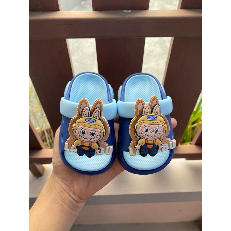 ”พร้อมส่งจากไทย“รองเท้ารัดส้นเด็กลาบูบู้ หน้าหมุนได้ พื้นนุ่มเบา เด็กชาย เด็กหญิง