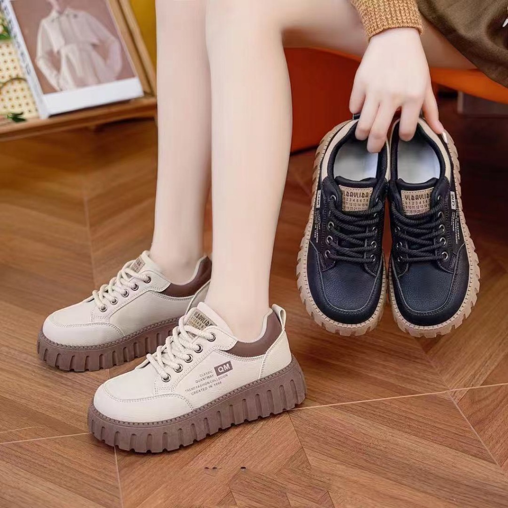 Moneyshoes Q555 รองเท้าผ้าใบแฟชั่นสุดฮิต สไตล์มินิมอล หนังนิ่ม น้ำหนักเบา ใส่สบาย ทนทานแข็งแรง หนังเงา เสริมส้น 5 CM.