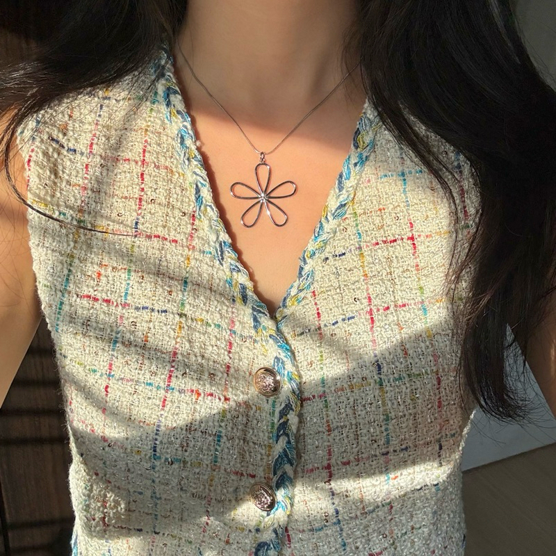 Piing me stainless steel necklace | สร้อยคอสแตนเลสพร้อมจี้ดอกไม้