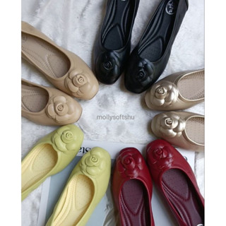 D630709📌 แนะนำ+1 ไซด์รองเท้าแฟลตแต่งดอกไม้ De Shoes หนังพียู…